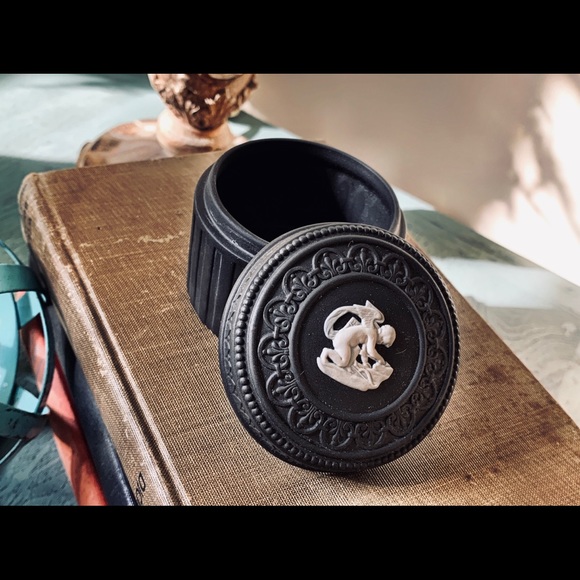 Black Basalt Wedgwood Cherub Bisque Round Box - Picture 2 of 7
